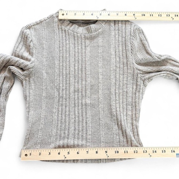 Grey knit ribbed crewneck long sleeve sweater size small preppy minimalist - Picture 3 of 6